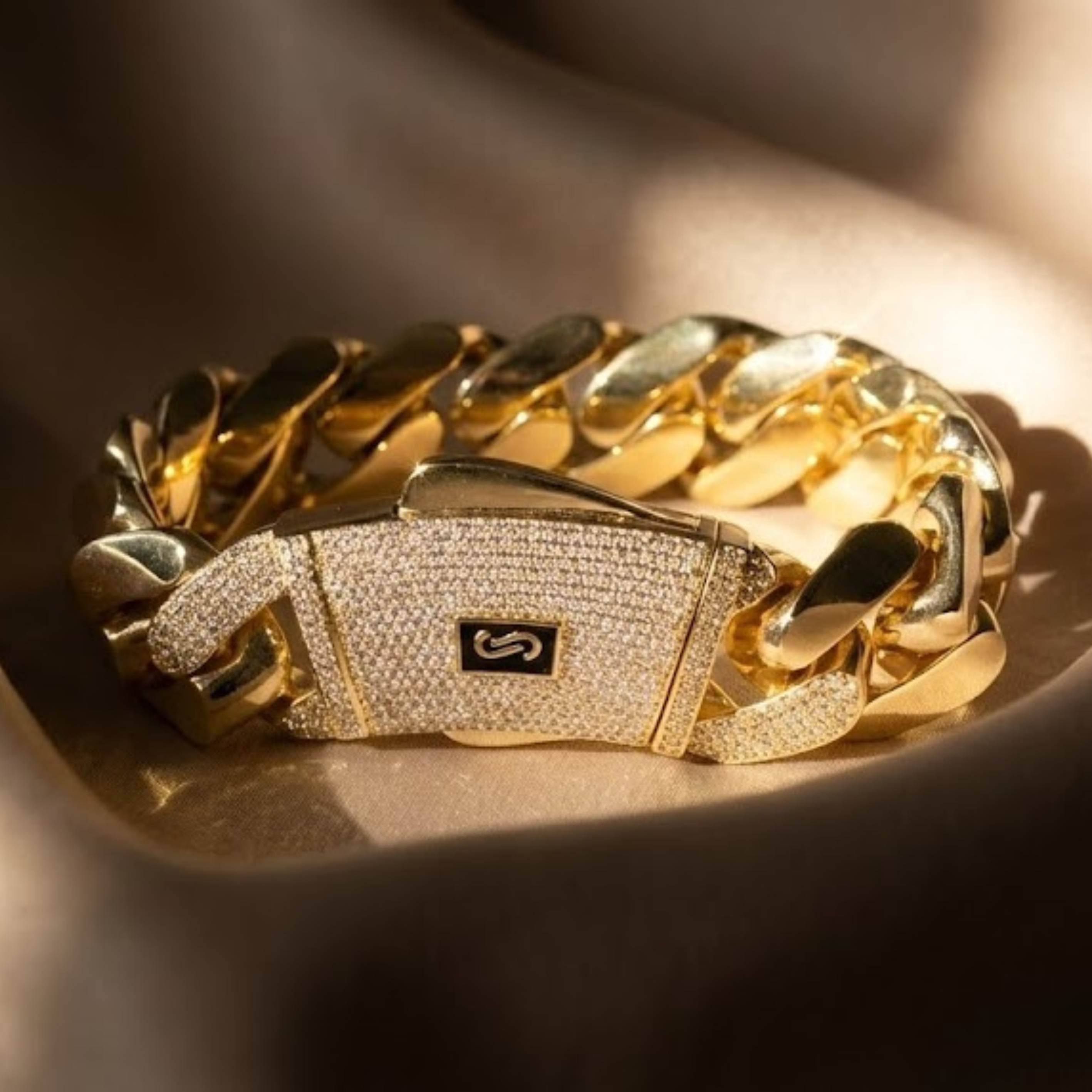 היוקרה של מונקו: צמיד 14K מבריק