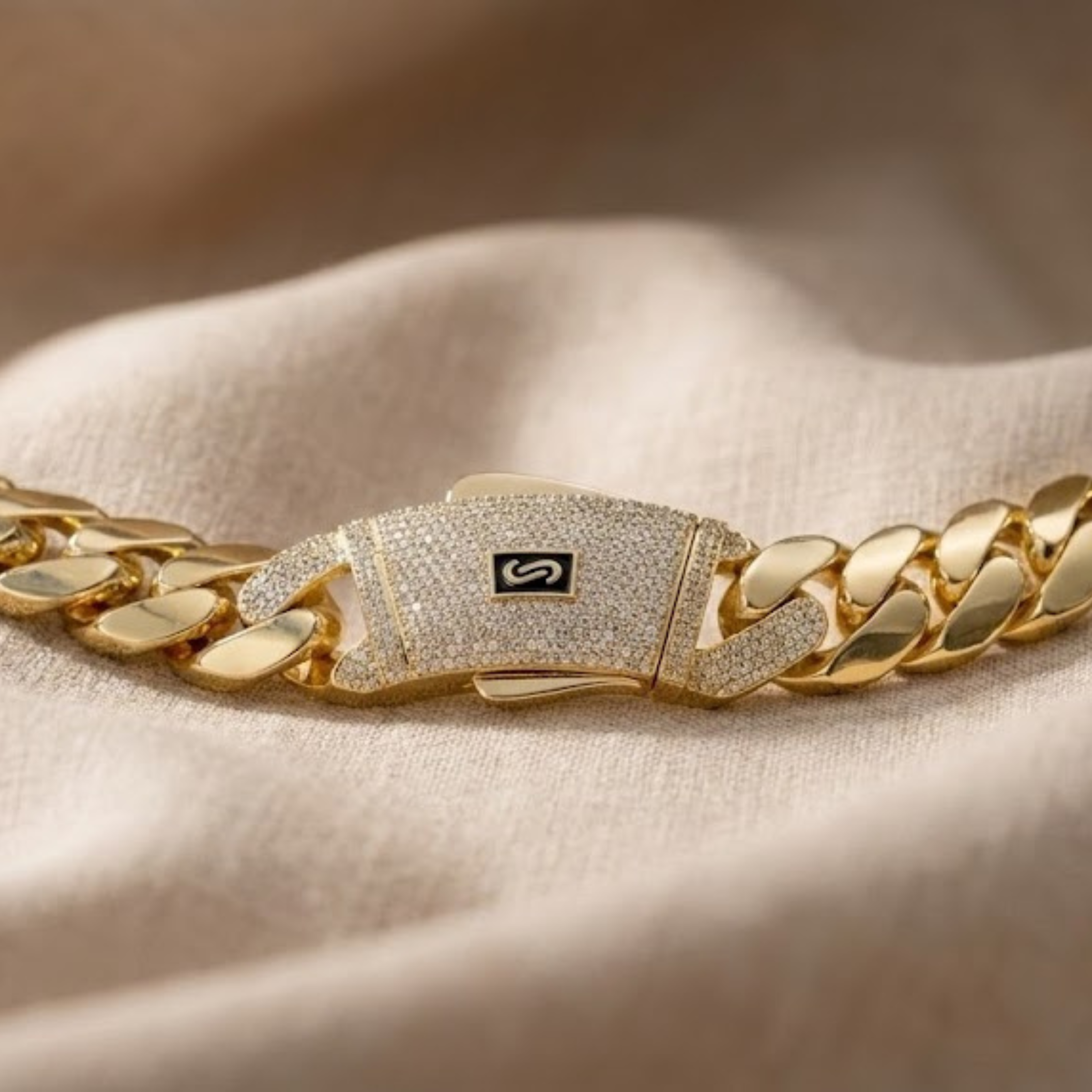 היוקרה של מונקו: צמיד 14K מבריק